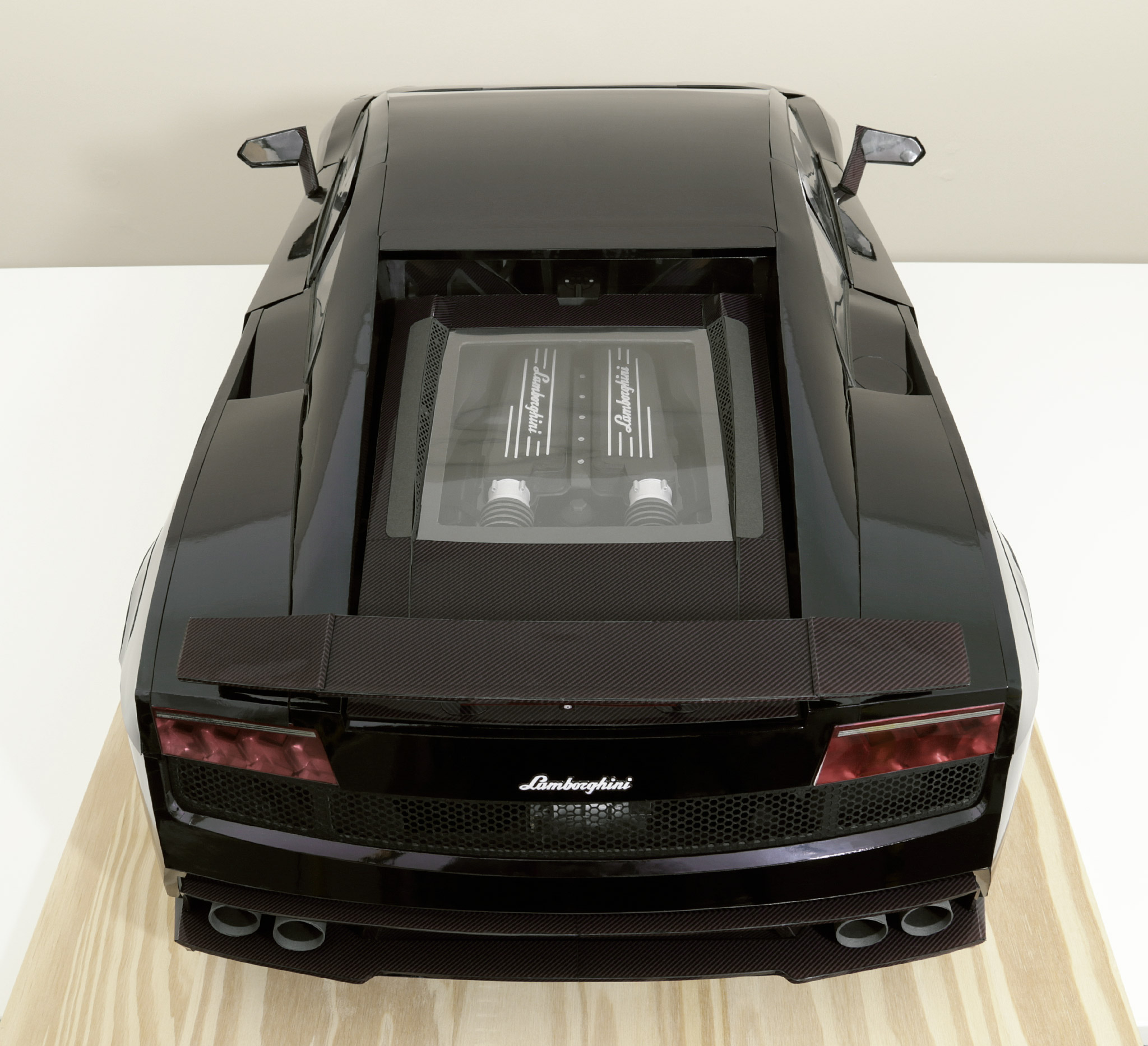 The Gallardo's rear-end, with the engine cover closed.